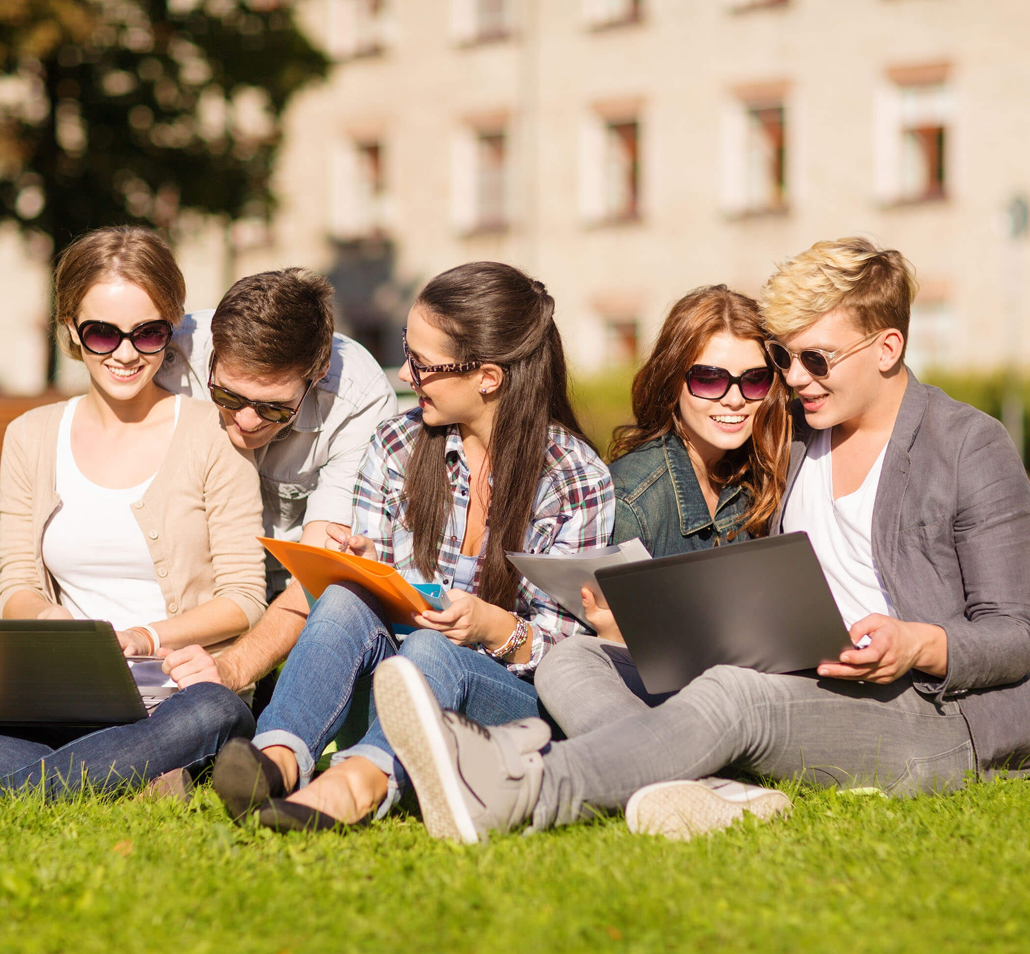Jugendliche beim Lernen im Freien