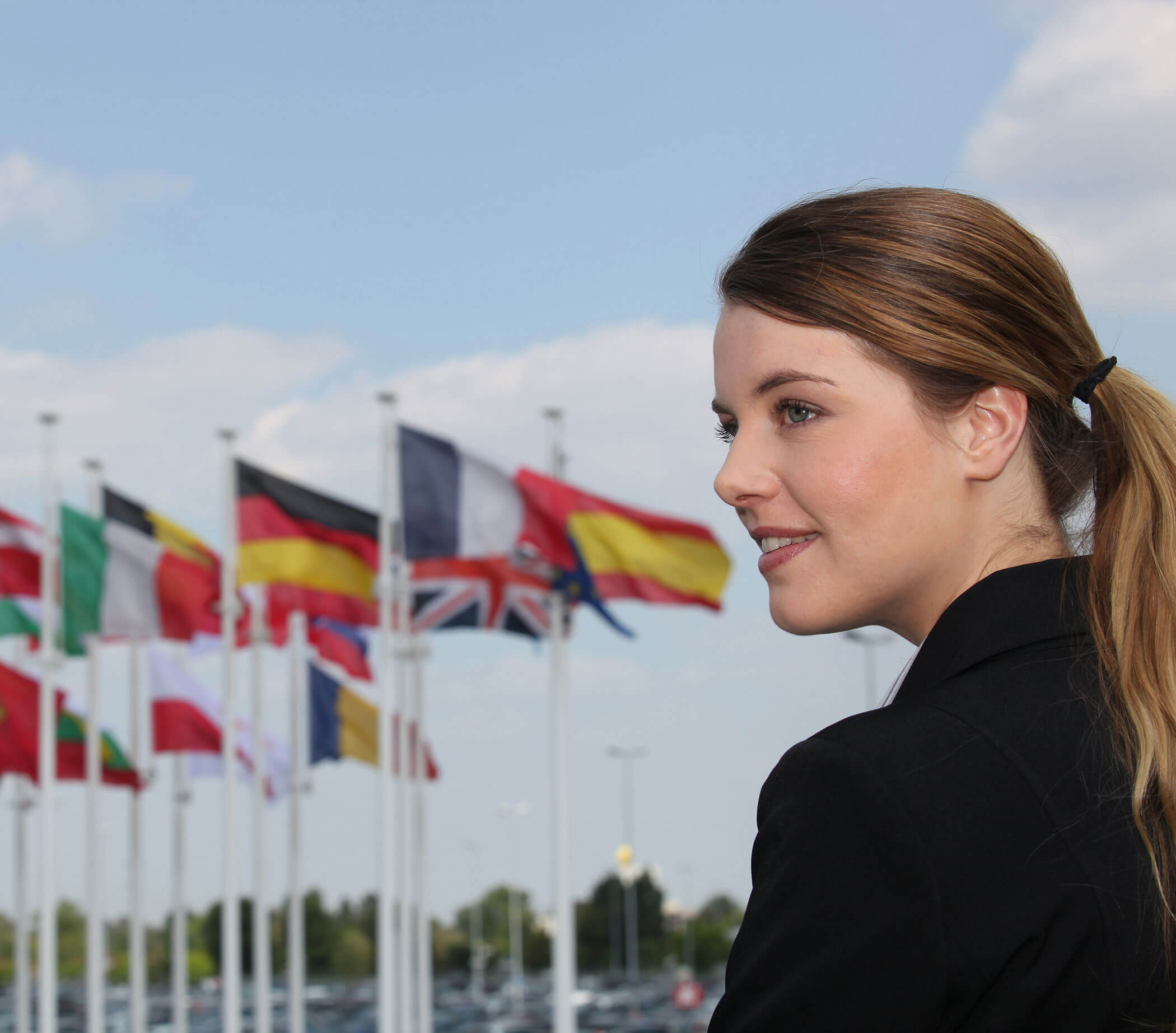 Frau mit Fahnen im Hintergrund