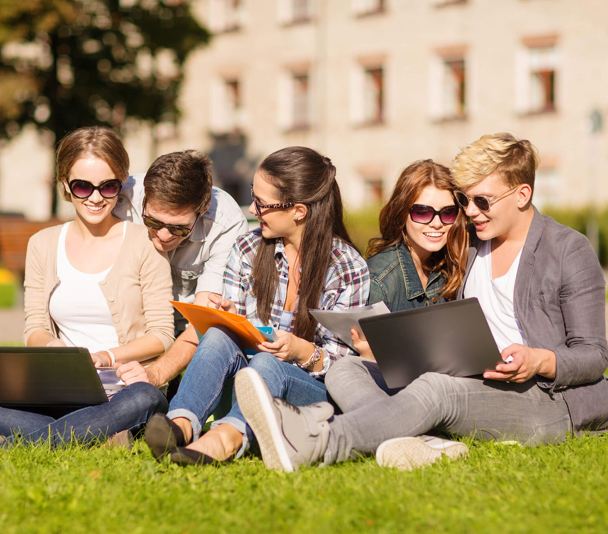 Jugendliche beim Lernen im Freien