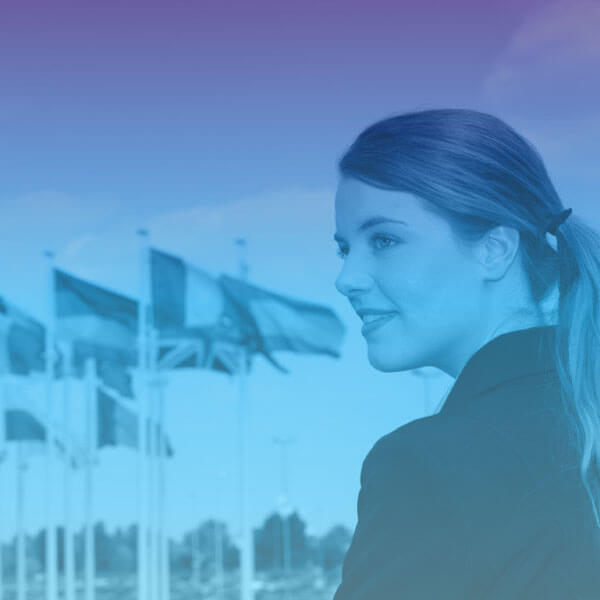 Frau mit Fahnen im Hintergrund