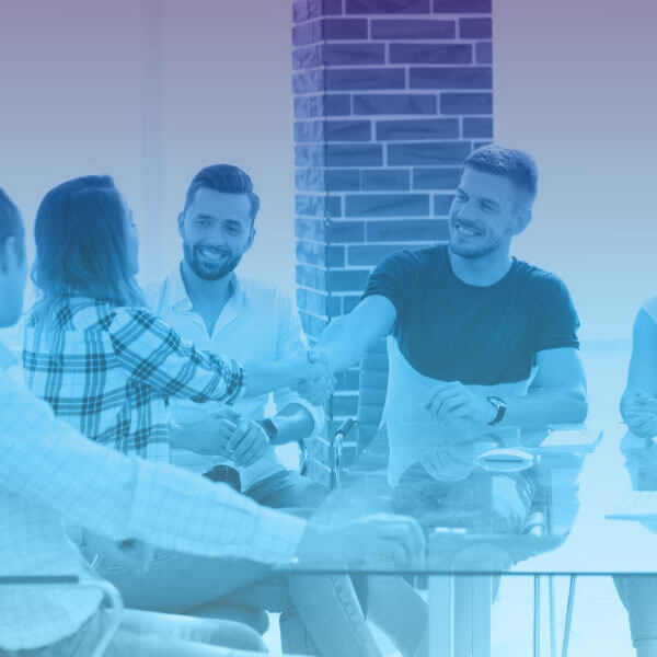 Handschlag zwischen Jugendlichen