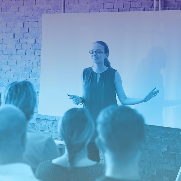 Lehrerin beim Unterricht